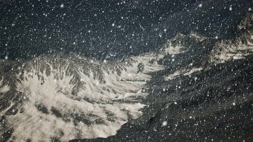 Starker Schneefall, Fokus auf die Schneeflocken, Berge im Hintergrund