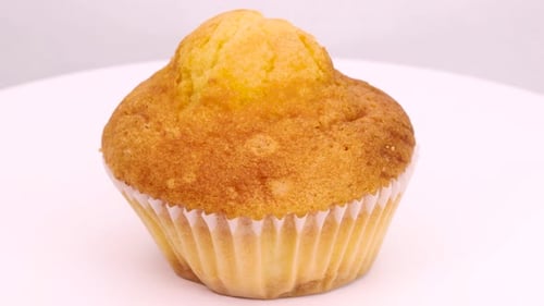 Nahaufnahme von einfachen, gesunden und traditionellen Muffins, frisch gebacken, rotierend, Makroaufnahme in 4k. Sp