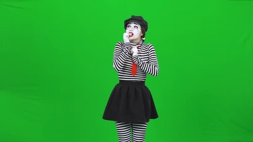 Mime Girl bewundert mit etwas, tanzt und gestikuliert