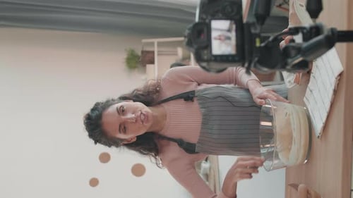 Mujer mezclando masa para Vídeo tutorial