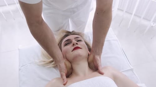 Frau bekommt Schultermassage-Spa vom Therapeuten