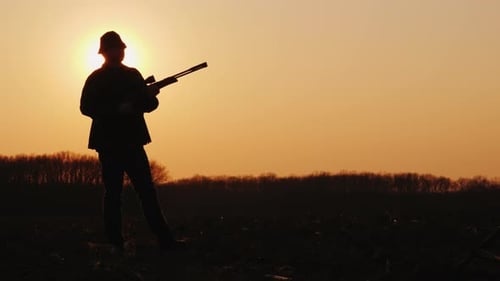 Der Jäger zielt und ist bereit zu schießen