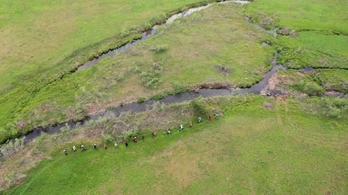 Trekking dans le pré sur vue aérienne