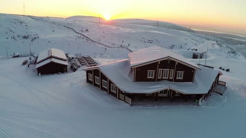 Sobrevolando el centro de esquí de invierno al atardecer