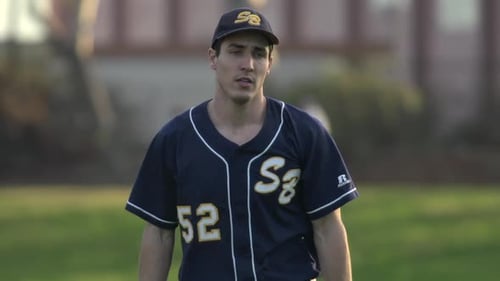 Ein junger Mann spielt Fangen mit einem Baseball
