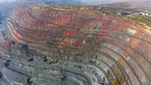 Luftaufnahme des Minensteinbruchs der südlichen Bergbaufabrik in der Ukraine