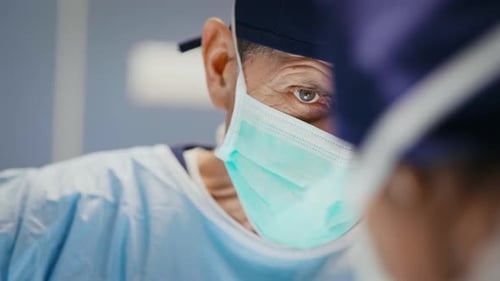 Nahaufnahme des Chirurgen bei schwerer Operation
