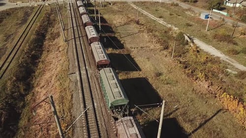 El tren de carga pasa por una autopista