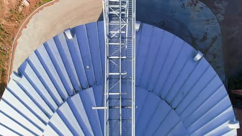Komplexe Konstruktion zur Korntrocknung. Getreideheber mit Metallbehältern zur Lagerung