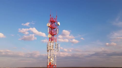 Telekommunikationsturm mit 5G- und 4G-Netzwerk-Telekomunikations-Basisstation