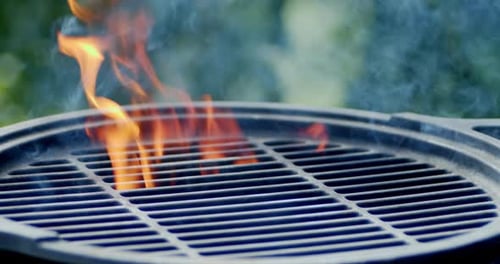 Gegrillt in Flammen aus Feuer mit Rauch.
