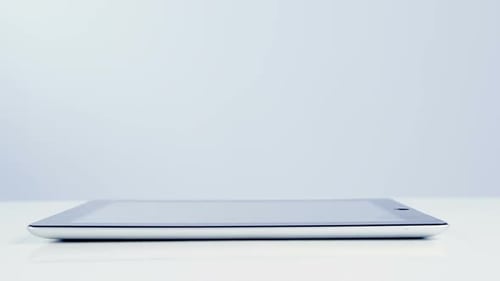 Nahaufnahme des digitalen Tablets auf dem Tisch