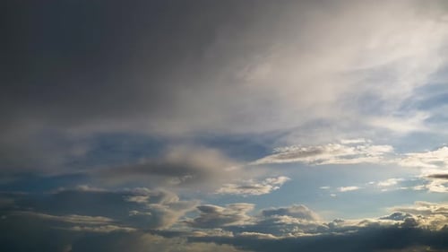 Wolken bewegen sich sanft am blauen Himmel. Zeitraffer. Cloud-Raum.