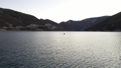 Radeau léger Packraft pour une personne utilisé pour les expéditions ou les courses d'aventure sur un lac en bateau pneumatique
