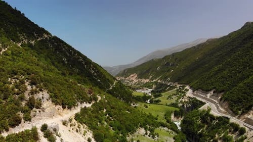 Images aériennes de Drone Vue Vol au-dessus de la montagne avec des forêts, des champs et de la rivière au lever du soleil,