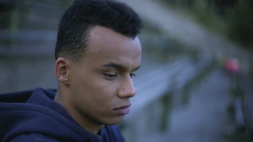 Nahaufnahme eines nachdenklichen afroamerikanischen Teenagers, der über Zukunftsaussichten nachdenkt