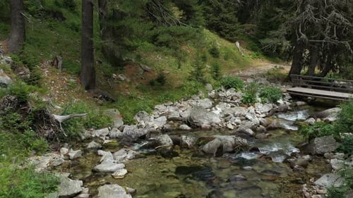 Luftaufnahme auf dem Demianitsa-Fluss im Pirin-Berg