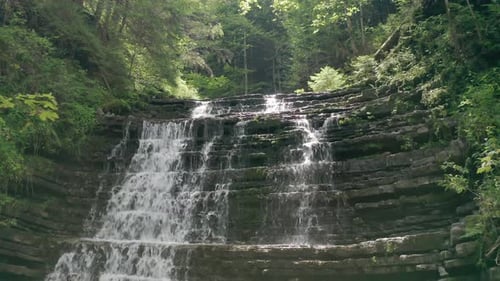 Aerial Drohne View Wasserfall im Wald im Sonnenlicht. V2