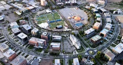 Órbita aérea de Ciudad Empresarial en el distrito de Huechuraba en la ciudad de Santiago, Chile.