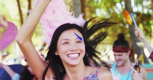 Garota se divertindo no festival 4k