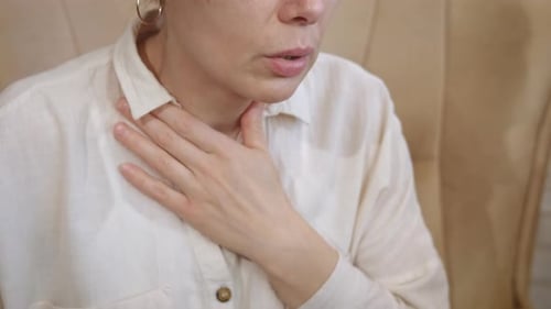 Besorgte Frau mit Panikattacke drinnen