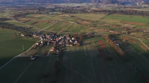 Survol de la campagne tôt le matin du printemps