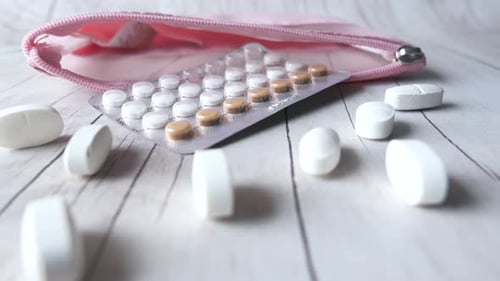 Antibabypille auf Holzuntergrund, Nahaufnahme