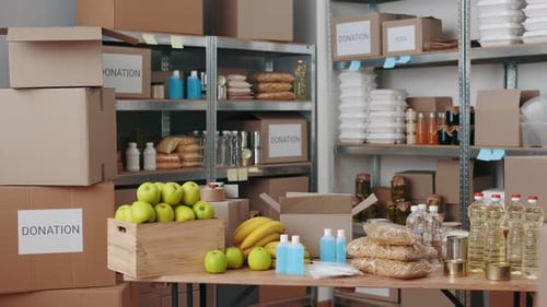 Diverses boîtes d'épicerie posées sur les étagères d'une banque alimentaire
