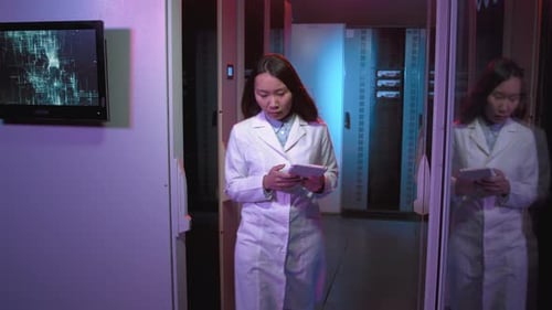 Mulher asiática verificando equipamentos de computação no data center