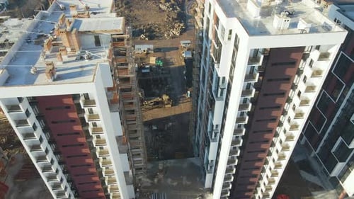 Vista aérea de grúas de torre alta y edificios de apartamentos residenciales en construcción