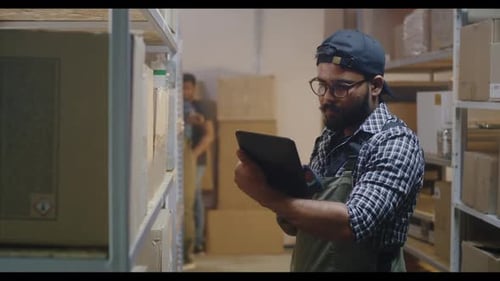 Mitarbeiter aktivieren Kästchen in einem Distributionszentrum