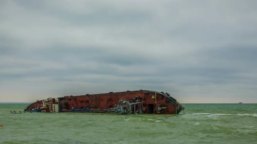 Versunkenes Tankschiff im Meer nach dem massiven Sturm