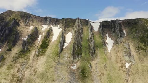 Spektakuläre Bergblicke und Wanderweg in der Schweizer Alpenlandschaft