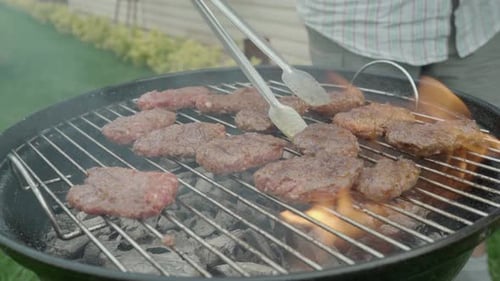 Türkisches Hackfleisch, auch bekannt als Fleischbällchen oder Kofte, wird auf einem Grill mit Rauch gekocht.