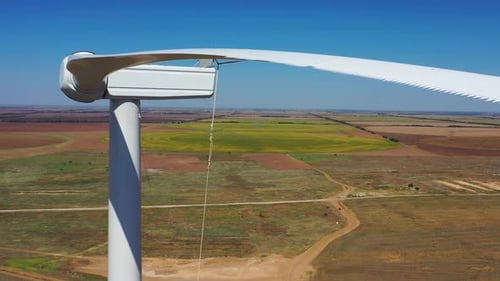 Images aériennes d'une éolienne moderne pendant l'assemblage, une pale attachée,