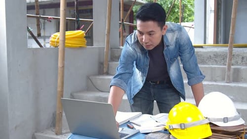 Ingenieros civiles, inspectores y arquitectos asiáticos discuten, se reúnen, inspeccionan,