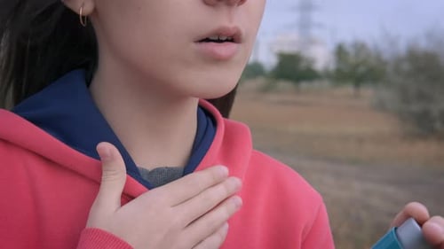 Respirez avec un inhalateur sur de l'air pollué.