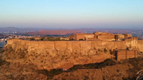 Vue aérienne de l'heure dorée du fort de Mehrangarh au lever du soleil. Jodhpur, Rajasthan, Inde