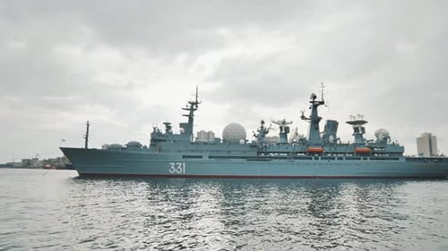 Os navios de guerra de Vladivostok no cais