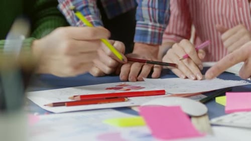 Designer diskutieren Entwurf für Projekt