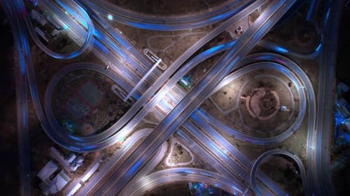 4K : Vue aérienne par Drone Hyperlapse de la route de jonction à plusieurs niveaux de l'autoroute.