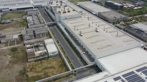 Centrale solaire sur le toit de l'usine