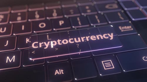 Clavier d'ordinateur futuriste et plaque de crypto-monnaie transparente