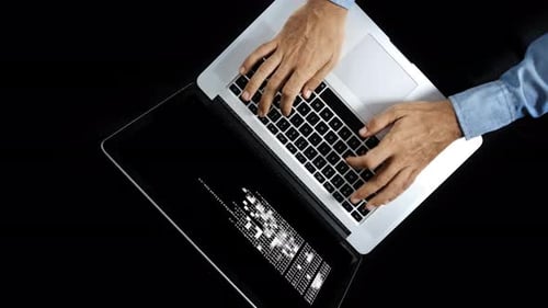 Video einer Person, die Laptop mit Störungen benutzt