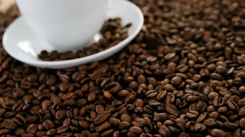 Tasse Kaffee mit gerösteten Bohnen