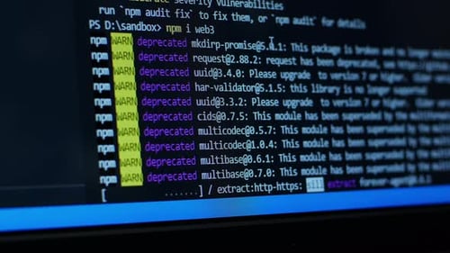El desarrollador observa la salida de la consola en la pantalla de un ordenador. Instale paquetes de JavaScript a través de npm