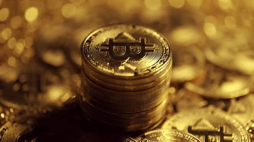Goldene Bitcoin-Münzen rotieren auf dunklem Hintergrund