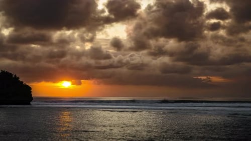 Zeitraffer bei Sonnenuntergang über dem Meer