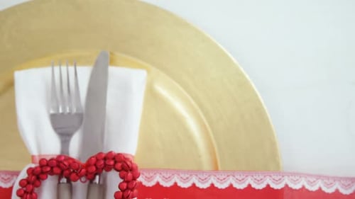 Cubertería variada sobre mesa