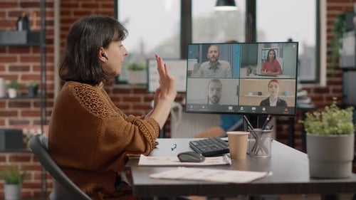 Unternehmer nutzt Videoanruf am Computer, um mit Kollegen zu sprechen